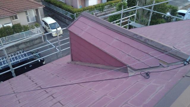 スレート屋根の飾り屋根のところにも劣化が目立つ