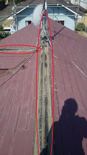 屋根カバー工事の際に既存のスレート屋根の板金材を全て外した状態