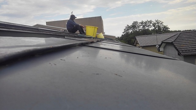 屋根にホースが届かなかったため水の汲み上げ機械を使用しているところ