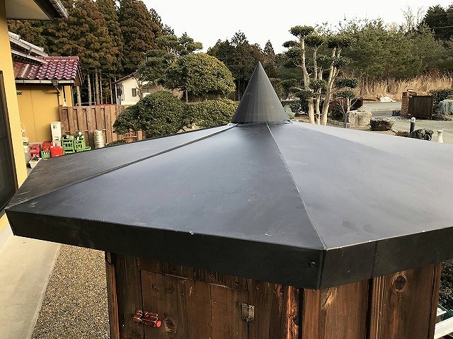 六角形の鳥小屋の屋根