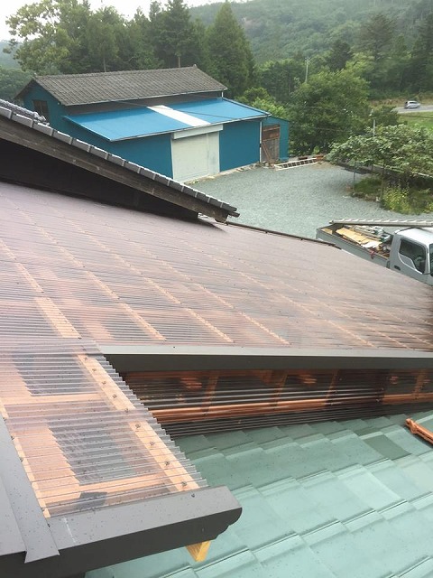 ポリカ波板で屋根を増設