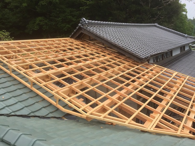 自宅と納屋の間に屋根をつくるために下地工事を行った