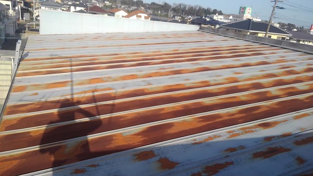 いわき市中岡町にて瓦棒葺きの屋根全体に錆が広がっていたアパートの工事がスタート