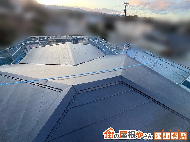 福島県広野町　横暖ルーフSを使用して屋根のカバー工事を行った状態