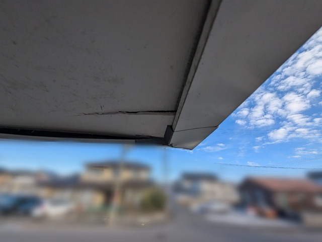 車がぶつかったことで軒天が破損してしまった状態