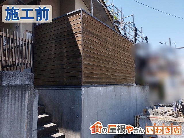 福島県いわき市　庭が見えないようにするために取り付けられている木製の外壁が傷んでいる状態