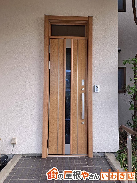 福島県いわき市　ドアカバー工事を行い新しい玄関ドアに交換した状態