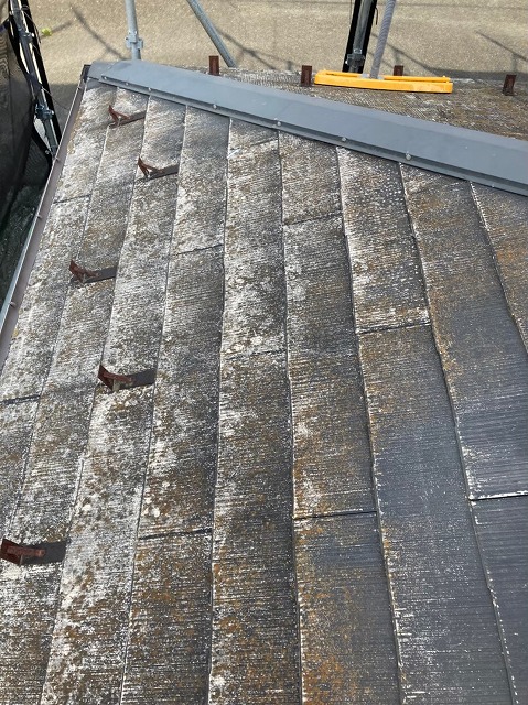 一階部分の色褪せし錆も発生しているコロニアル屋根の写真