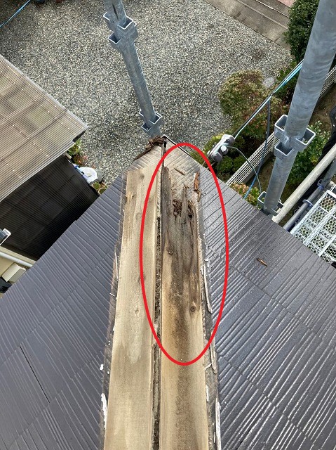 下り棟の木製の貫板材に腐食がみられる
