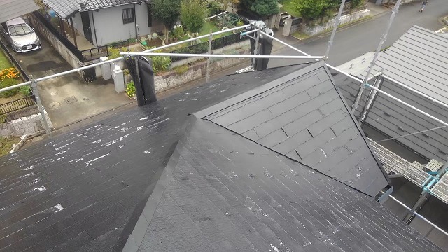 塗膜が剥がれ白くなっているスレート屋根