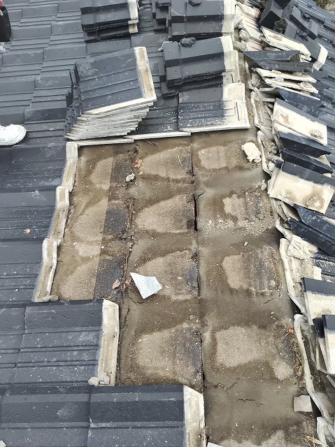 瓦屋根をめくるとルーフィングが湿っており雨漏りの形跡が見られた
