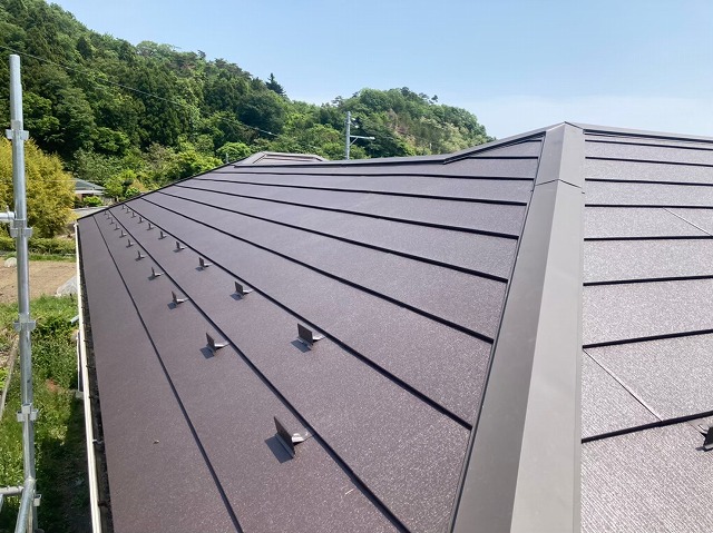 郡山市にて高性能の金属屋根材のスーパーガルテクトで屋根カバー工事を施工！