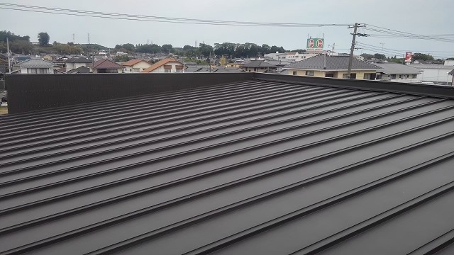 いわき市中岡町のアパートの屋根カバー工事が完工。カバーすることで費用も工期も軽減