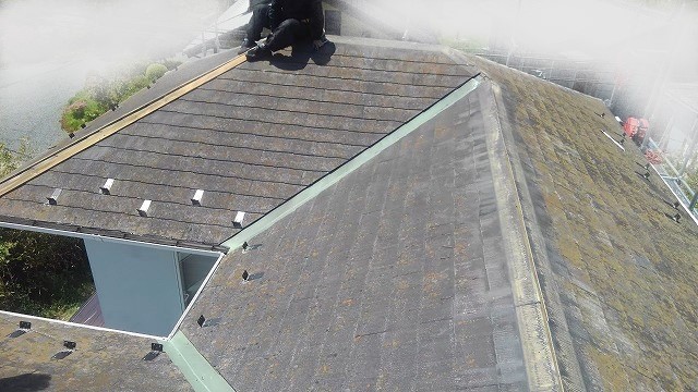 郡山市にて苔が発生していたスレート屋根のカバー工法。耐久・遮熱性能がアップ！