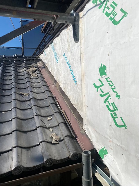 屋根との取り合い部の外壁の透湿防水シート施工後