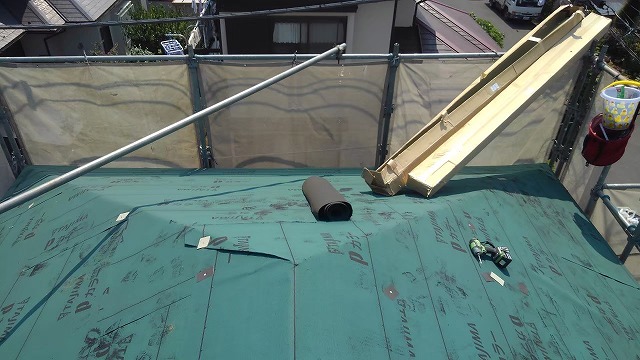 スレート屋根の上アスファルトルーフィングを施工