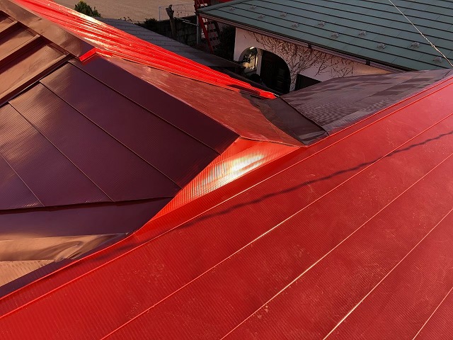 部分葺き替えを行った赤い金属屋根