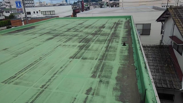 いわき市平のテナントビルで屋上シート防水の劣化が原因で雨漏り。新たに金属屋根を新設