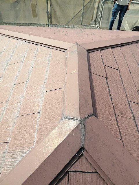 屋根カバー工事前のスレート屋根と棟板金