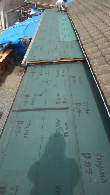 棒葺きの屋根の解体後、下地を整え屋根全面にアスファルトルーフィングを施工