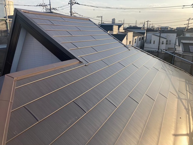 福島市にて行ったコロニアル屋根の屋根カバー工法。急勾配で目立つ箇所を綺麗に！