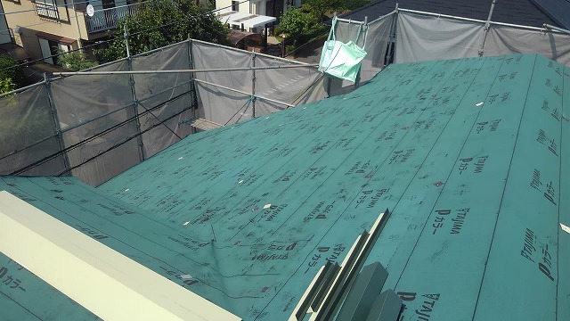 屋根にアスファルトルーフィング施工後