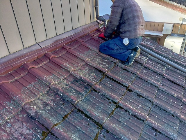 いわき市内郷で雨漏りの原因となっていた瓦屋根を縦葺きの金属屋根へ葺き替えました