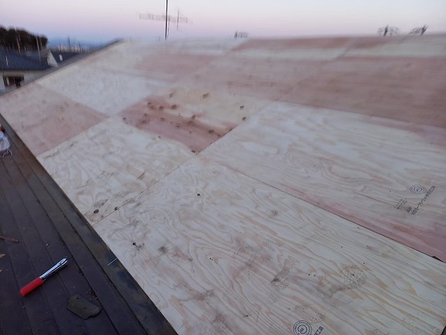 いわき市の屋根葺き替え工事現場で野地板の増し張り作業後