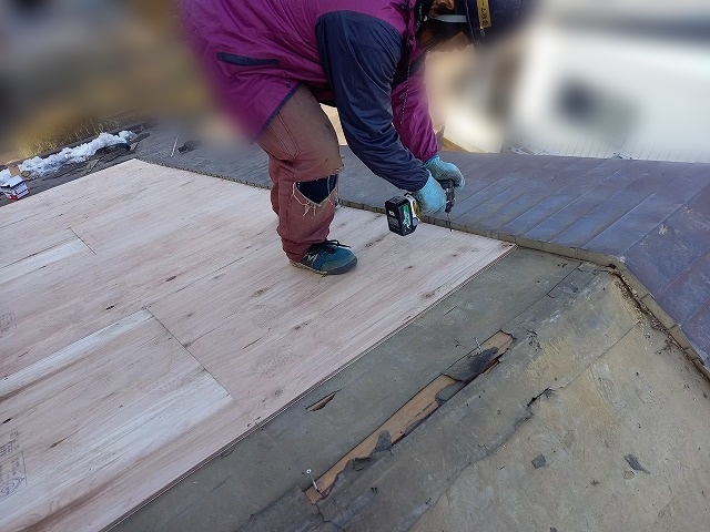 いわき市の屋根リフォーム工事の現場で野地板の増し張り作業をしているところ