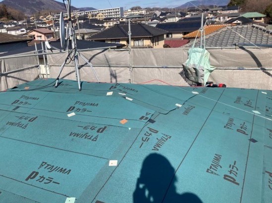 劣化の激しいスレート屋根全体にルーフィングを施工後の写真