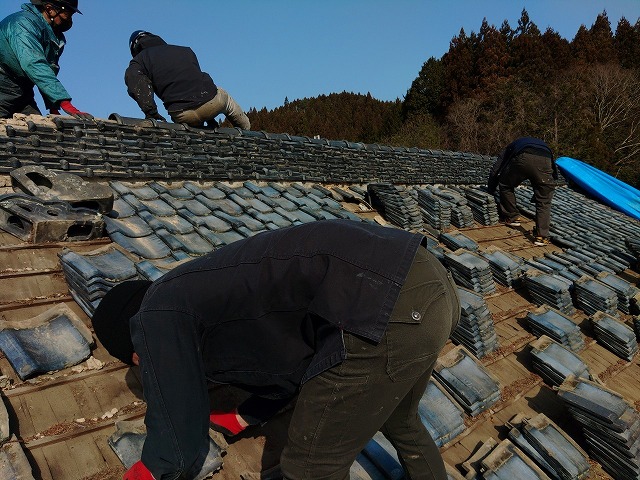小野町にて瓦屋根を解体