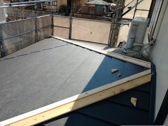 一階部分の屋根に貫板を設置