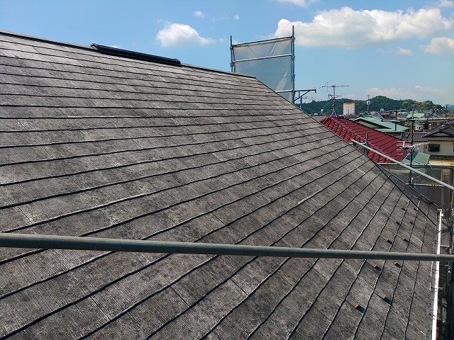 屋根カバー工事前の色褪せたスレート屋根
