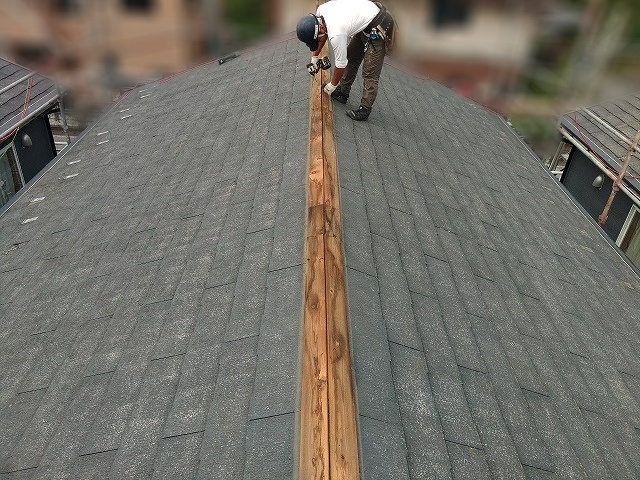 屋根カバー工事に伴い棟板金解体後