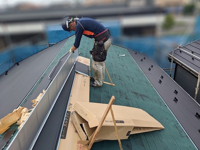 アイジー工業スーパーガルテクトで屋根を葺いているところ