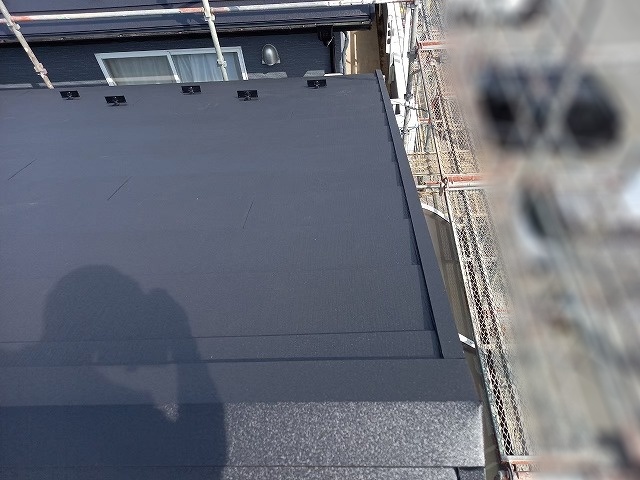 棟板金・ケラバ板金を取り付け後のスーパーガルテクトの屋根