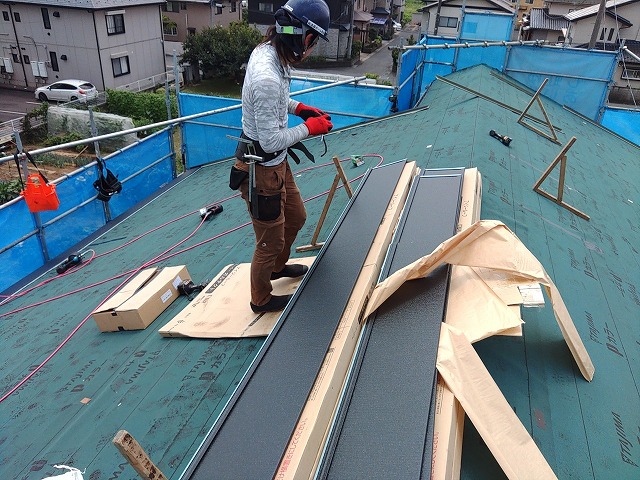 屋根材を屋根に荷揚げ