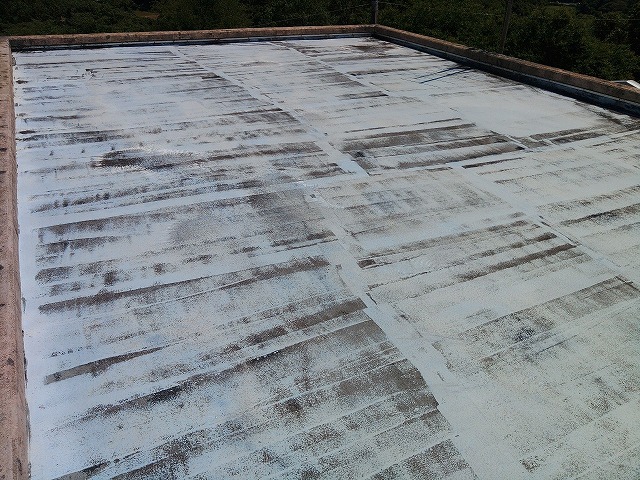 いわき市の介護施設の屋根の屋上の防水塗装が経年劣化が進んでいる