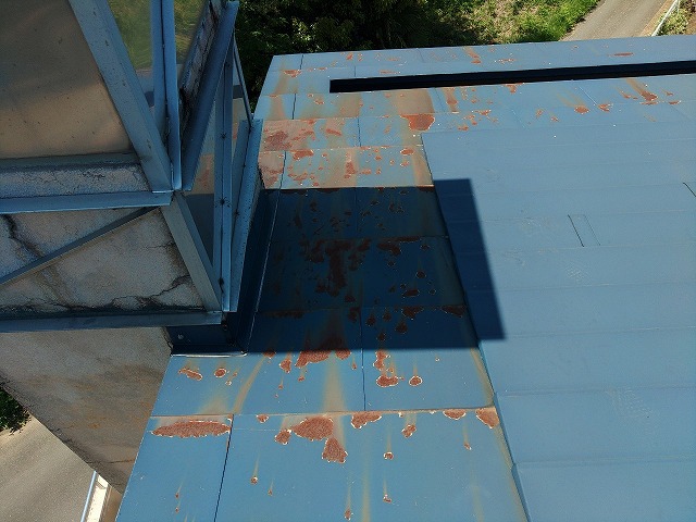いわき市の介護施設の屋根の金属屋根に錆が酷い箇所が見受けられる