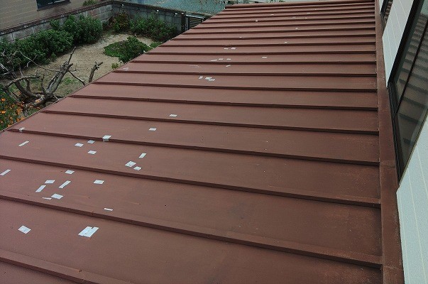 瓦棒葺きの屋根が経年劣化で錆びてしまっている