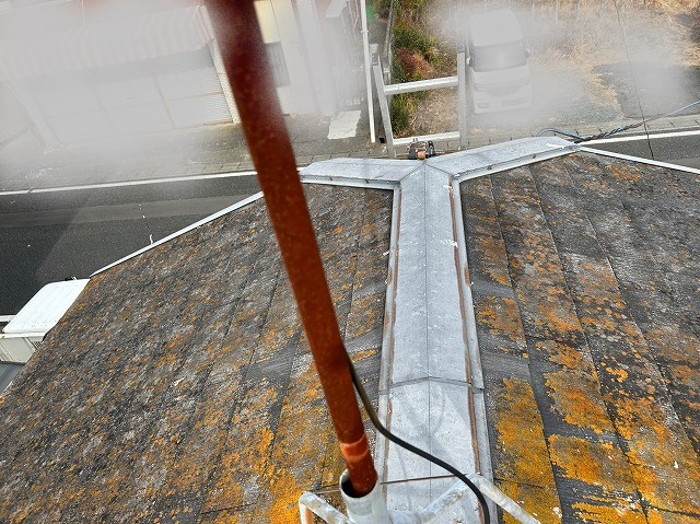スレート屋根の棟板金交換前のお写真