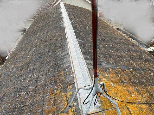 錆が発生しているスレート屋根の棟板金交換前のお写真