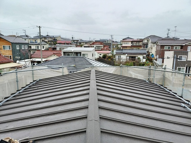 屋根カバー工法で施工した瓦棒葺き屋根