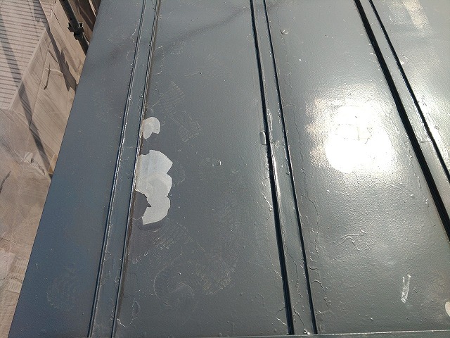 塗装が剥がれている瓦棒葺きの屋根