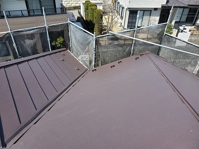 ガルバリウム鋼板の屋根材を使用しカバー工法にて施工した屋根