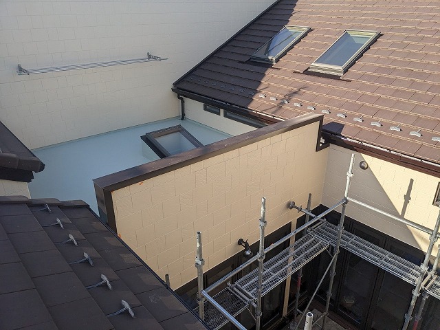 須賀川市にて屋根・パラペット部分に凹みができていた笠木板金の交換工事