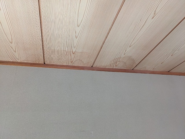 須賀川市で部屋の天井に雨染みが出来ている瓦棒葺き屋根の調査
