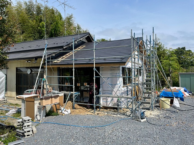 相馬市にて家の一部をリフォームする屋根の葺き替え。新しい屋根材の施工を開始！