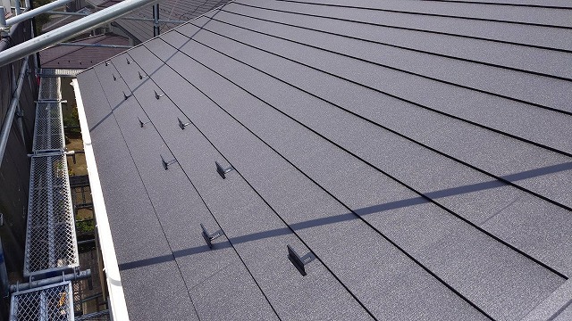 スレート屋根にガルバリウム鋼板の屋根材をカバー工事にて施工
