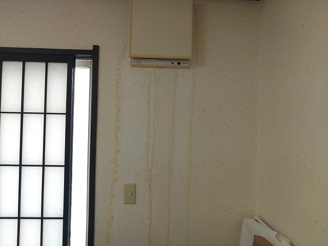 雨漏りしている窓の壁面